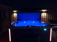 Lochinvar - Highland Log Cabin with Private Hot Tub - B&B Airdrie