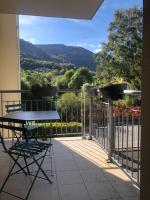 L Escapade Lourdaise Balcon Parking Wifi ville - Bed and Breakfast
