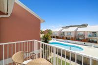 ! 5 Min Walk to Miramar Beach ! Large Family Beach House featuring Backyard Pool, Yard & Patio, Pets Welcome, Fast WiFi - Chambres d'hôtes Destin