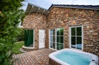 Designhaus - WHIRLPOOL - TERRASSE - GARAGE - 8 PERSONEN - AUFZUG - KÜCHE - FAMILIENFREUNDLICH - WIFI - NETFLIX - B&B