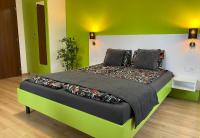 Dreibettzimmer mit Poolblick