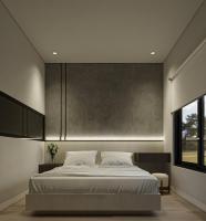 Zimmer mit Kingsize-Bett und Gartenblick.