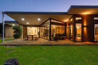 Unique and Modern Farm Stay with Pool and Foosball and Yard - B&B Buninyong
