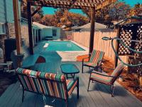 Home for summer with pool, pool table, outdoor kitchen,patio and balcony - B&B Houston