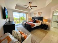 Amazing & Spacious Top Floor Condo with Bay View! - B&B Marco Island