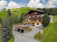 Gästehaus Almhof - Bed and Breakfast Zöblen