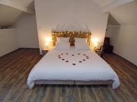 Habitación con cama extragrande y bañera de hidromasaje