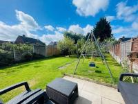 Central Solihull Stay -4 Bedrooms, 10 Guests, Free Parking - Mell Square, JLR, HS2 Driveway Parking - NR a45 A41 M42 M6 Solihull Bypass-NR NEC BHX Airport HS2 Sites- Spacious House Perfect 4 Big and Small Groups - Fully Equipped - B&B