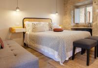 Zimmer mit Queensize-Bett und Whirlpool-Badewanne