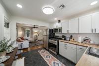 Next to Expo, 5 beds, Hot-tub, corn hole, pets! - B&B Tulsa