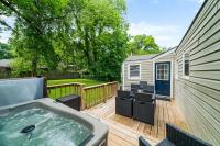 Next To Expo, 5 Beds, Hot-tub, Corn Hole, Pets! - Bed and Breakfast