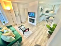 Coastal Vibes - Stunning Bournemouth Apartment - Couples - Small Families - King bed - Free Parking - 10min walk to Beach - B&B Bournemouth