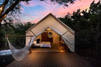 Cherry Cove Glamping W Hot tub AND Cowboy Pool - B&B Luckenbach