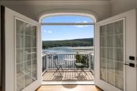 B&B Greenwood Lake - Luxury Lake Oasis ~ Hot Tub ~ Stunning Views ~ Bar - Bed and Breakfast Greenwood Lake