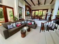 Private and Spacious 4BR 4Bath Villa in Tagaytay , Gated, Near Picnic Grove - Chambres d'hôtes Tagaïtaï