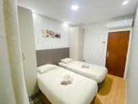 Tweepersoonskamer met 2 Aparte Bedden en Gedeelde Badkamer