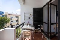 Bright 2BR Apartment with Private Balcony - Albufeira Beach, by Hopstays - B&B Albufeira