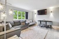 B&B Brookwood - Penthouse Long Stay Gem Free Parking Ideal - Bed and Breakfast Brookwood