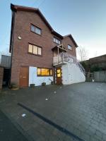New city flat, 3 x double bed en-suite bedrooms, private kitchen & lounge, free private parking & own workspaces - B&B