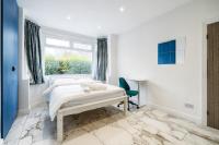 B&B London - Luxurious 2 bedroom flat with parking and garden, 5 mins walk to train station and bus stop opposite property - Bed and Breakfast London