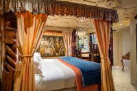 Zimmer mit Kingsize-Bett und Balkon