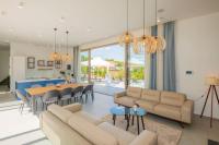 Luxury Villa Blue with a pool - B&B Zmijavci