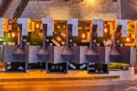 Large Patio, Rooftop Deck and Garage, 3 Miles to Broadway - B&B Nashville