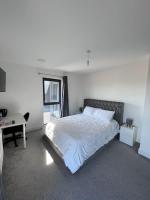 B&B Canterbury - Canterbury Penthouse: HUGE 2 bed ensuite + balcony - Bed and Breakfast Canterbury