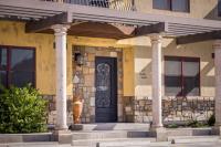 Luxury Downtown Rental (Hot Tub/Pet Friendly) - La Dolce Vita Villas #9 - Bed and Breakfast