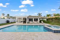 Brand New Pool & Spa! Walk To Beach! - Ferienwohnung