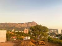 Flat de 2 quartos com AR na área central de GV com conzinha completa-garagem-wifi-Bom p grupos ou familias ou empresas - B&B Governador Valadares