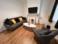 B&B Luton - Visit Luton With This 2 BR Rental - Sleeps 6 - Bed and Breakfast Luton