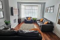 Cozy & Elegant 4 Bedroom Home Near Wembley - B&B The Hyde