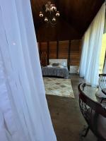 Zimmer mit Queensize-Bett und Whirlpool-Badewanne