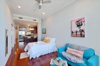 Modern Studio W Rooftop Pool - B&B