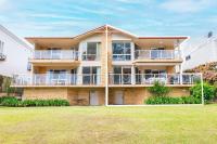 Danalene, 44a Danalene Pde - stunning waterfront property with Air Con, WI-FI, Double Lock Up Garage & Boat Parking - B&B