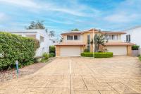 Danalene, 44a Danalene Pde - stunning waterfront property with Air Con, WI-FI, Double Lock Up Garage & Boat Parking - B&B Carlotta