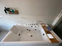 4 Bedroom House with Beautiful Rooftop near BTS Ekkamai - B&B Bangkok