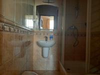 Tweepersoonskamer met 2 Aparte Bedden en Eigen Badkamer