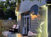 The Bird House - Coastal Lodge in lovely Forest Setting nr. Kinsale - B&B