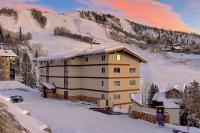 Ski In Ski Out King Beds, Gas Fireplace, Hot Tub, Sauna, 5 min Walk to Base - B&B