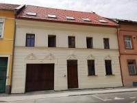 Beautiful new apt in old town near train station - FREE parking - B&B Bratislava