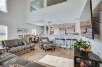 Gorgeous Lakefront Townhome with Pool Access and Views - B&B