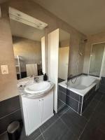 The 40 work or holiday new Appt - Ferienwohnung Comines
