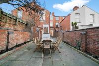 5 Bedroom House with Free Parking, Garden, Super Fast WiFi, Smart TVs with Virgin TV and Netflix by Yoko Property - B&B Northampton