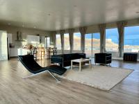Page Arizona border town- Grand Serenity room with Mesa Views - B&B Big Water