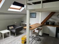 B&B Reims - studio meuble 3 piliers droite - Bed and Breakfast Reims