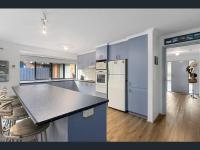 Cheerful 3 Bedroom House with cozy wood fire. - B&B Inverloch