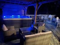 LakePath Beach House - XL hot tub, walk to beach - B&B Coloma