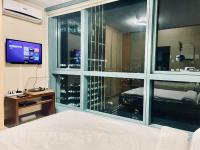 Thompson Suites Queen Room, One Uptown Residences, XBOX & Netflix - B&B Manila